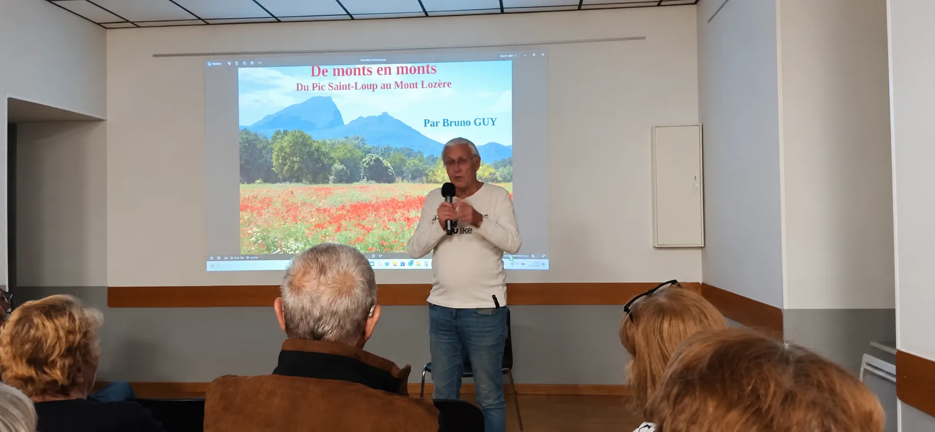 Illustration : Bruno GUY offre aux Esplanins une belle balade dans un fauteuil : De Monts en Monts, allant du Pic Saint Loup au Mont Lozère.
